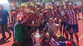 El Atlético Féminas celebra el título.