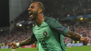 Ricardo Quaresma celebra el gol que anotó ayer en la prórroga a Croacia y que da el pase a cuartos de final a Portugal.