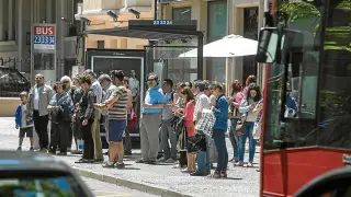 Numerosos usuarios esperan que llegue el autobús en una de las marquesinas del paseo de Sagasta.