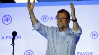 Rajoy saluda desde el balcón de Génova para celebrar los resultados del 26J.