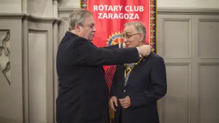 Pedro Corona, imponiendo el collar de presidente de Rotary Club Zaragoza a Antonio Peleato.