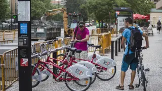 Obras en el nuevo carril bici del paseo de la Constitución de Zaragoza.