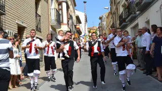 Cientos de personas participaron ayer en la procesión de los patrones por las calles de Gallur.