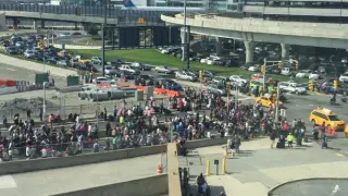Cientos de personas abandona la terminal 5 del JFK de Nueva York