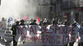 Protesta por los despidos de siete bomberos de la Litera, a finales de 2011.