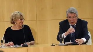 La alcaldesa de Madrid, Manuela Carmena  junto al presidente del Atlético, Enrique Cerezo.