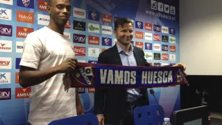 Jair Amador, en su presentación ayer como nuevo jugador de la SD Huesca, acompañado por el director deportivo, Lalo Arantegui.