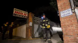 Un bombero sale de la residencia la noche del incendio, ocurrido el 11 de julio de 2015.