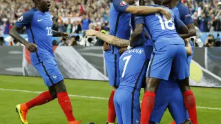 Francia celebra uno de los goles del partido.