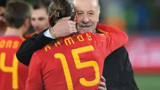 Imagen compartida por Sergio Ramos en Twitter en la que abraza a Del Bosque.