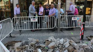 El portavoz del PP en el Ayuntamiento, Jorge Azcón, junto a residentes de la calle Rioja ante las obras