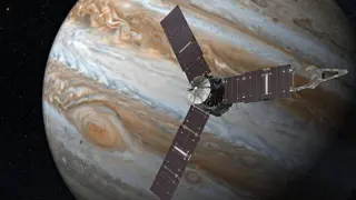Representación artística de la nave Juno sobrevolando Júpiter.