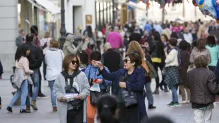 Hasta las turistas orientales cogen capazos cuando están de visita en Zaragoza.