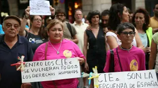Más de un centenar de personas se manifiestan en Barcelona contra la reapertura del CIE.
