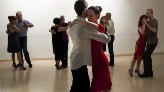 José Antonio Gómez y Pilar Ezquerra, en primer plano, viviendo el tango con intensidad en el Espacio abierto La Galería.