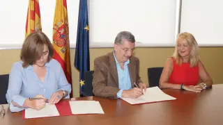 El momento de la firma del convenio entre el consejero de Sanidad y la Asociación Española contra el Cáncer.