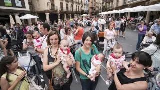 Un grupo de mamás con sus bebés tras recibir estos su primer pañuelo vaquillero. El acto tuvo mucho éxito de público.