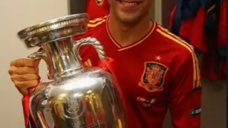 Xavi Hernández con una de las dos eurocopas que ganó con España