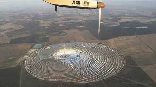 El avión Solar Impulse II sobrevuela la planta termosolar Germosolar de Sevilla al partir hacie El Cairo.