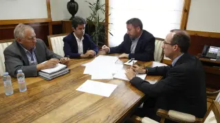Reunión entre el alcalde de Huesca, Luis Felipe, y el consejero de Vertebración del Territorio, José Luis Soro.