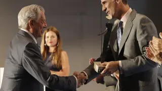 Felipe VI le entrega el Premio Don Quijote de Periodismo al escritor Mario Vargas Llosa