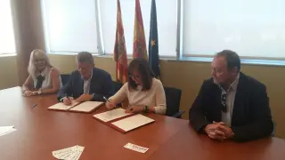 El consejero de Sanidad, en la firma del convenio con la la presidenta de la Federación Aragonesa de Municipios, Comarcas y Provincias (FAMCP), Carmen Sánchez Pérez.