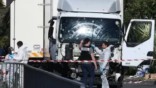 Un camión atropella a una multitud en Niza