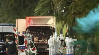 Un camión atropella a una multitud en Niza