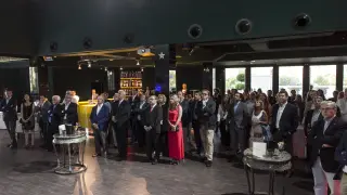 Los invitados a la presentación del nuevo canal, durante la emisión de un vídeo en el acto que tuvo lugar en el complejo Aura.