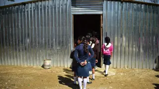 Un grupo de niñas entra a un colegio de México