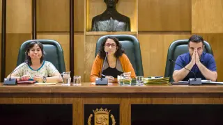 La concejal de Participación Ciudadana, Elena Giner, rodeada por Luisa Broto e Iván Andrés.