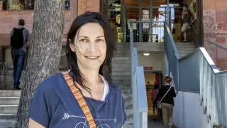 Pilar Valero, a las puertas de la biblioteca del centro cívico.