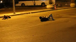 Un hombre yace herido en la calle, en Estambul