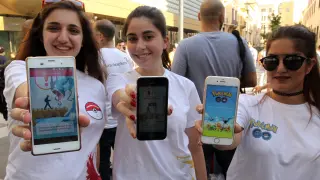 Unas jóvenes enseñan sus teléfonos con el juego de Pokémon Go