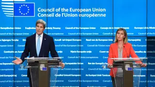 Federica Mogherini junto a John Kerry en una rueda de prensa en Bruselas