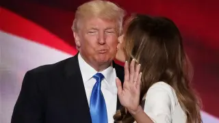 Donald Trump junto a su mujer, Melania Trump, en la sesión inaugural de la convención republicana.