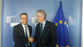 Joaquín Olona con el comisario europeo de Investigación Ciencia e Innovación, Carlos Moedas.