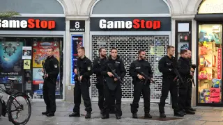 Agentes de Policía, en el lugar del tiroteo en un centro comercial de Múnich