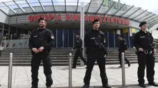 Agentes de policía alemanes vigilan el lugar de los hechos