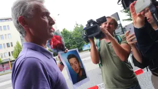 El padre de una de las víctimas enseña la foto de su hijo