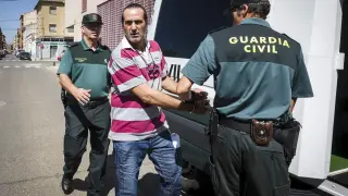 Pablo Miguel Canales Lahoz era conducido ayer por la Guardia Civil al furgón para llevarlo a Zuera tras declarar ante la juez de Ejea.
