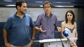 Íñigo Errejón, este martes, junto a Irene Montero y Josep Vendrell.
