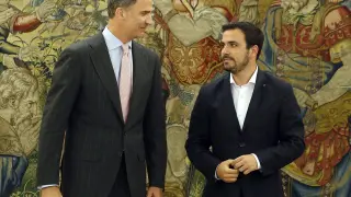 Felipe VI, con Alberto Garzón, en la primera ronda de contactos con los partidos.