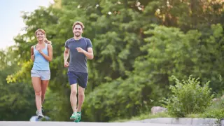 Practicar deporte mejora la tensión y el colesterol, previene la obesidad y la diabetes y ayuda a disminuir el estrés y la ansiedad.