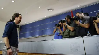 Pablo Iglesias posa ante los fotógrafos tras su reunión con el Rey