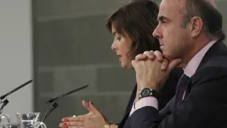 Soraya Sáenz de Santamaría y Luis de Guindos este viernes en rueda de prensa tras el Consejo de Ministros.