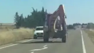 Conduce borracho con una excavadora de lado a lado de la carretera de Grañén.