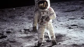 Un astronauta  camina sobre la superficie de la Luna durante la misión Apolo 11.