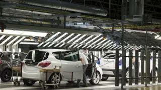 Cadena de montaje en la planta de General Motors en Figueruelas. En primer plano, un Opel Meriva.