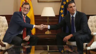 El presidente del Gobierno en funciones, Mariano Rajoy (i), y el secretario general del PSOE, Pedro Sánchez (d), se saludan al inicio de la reunión que han mantenido hoy